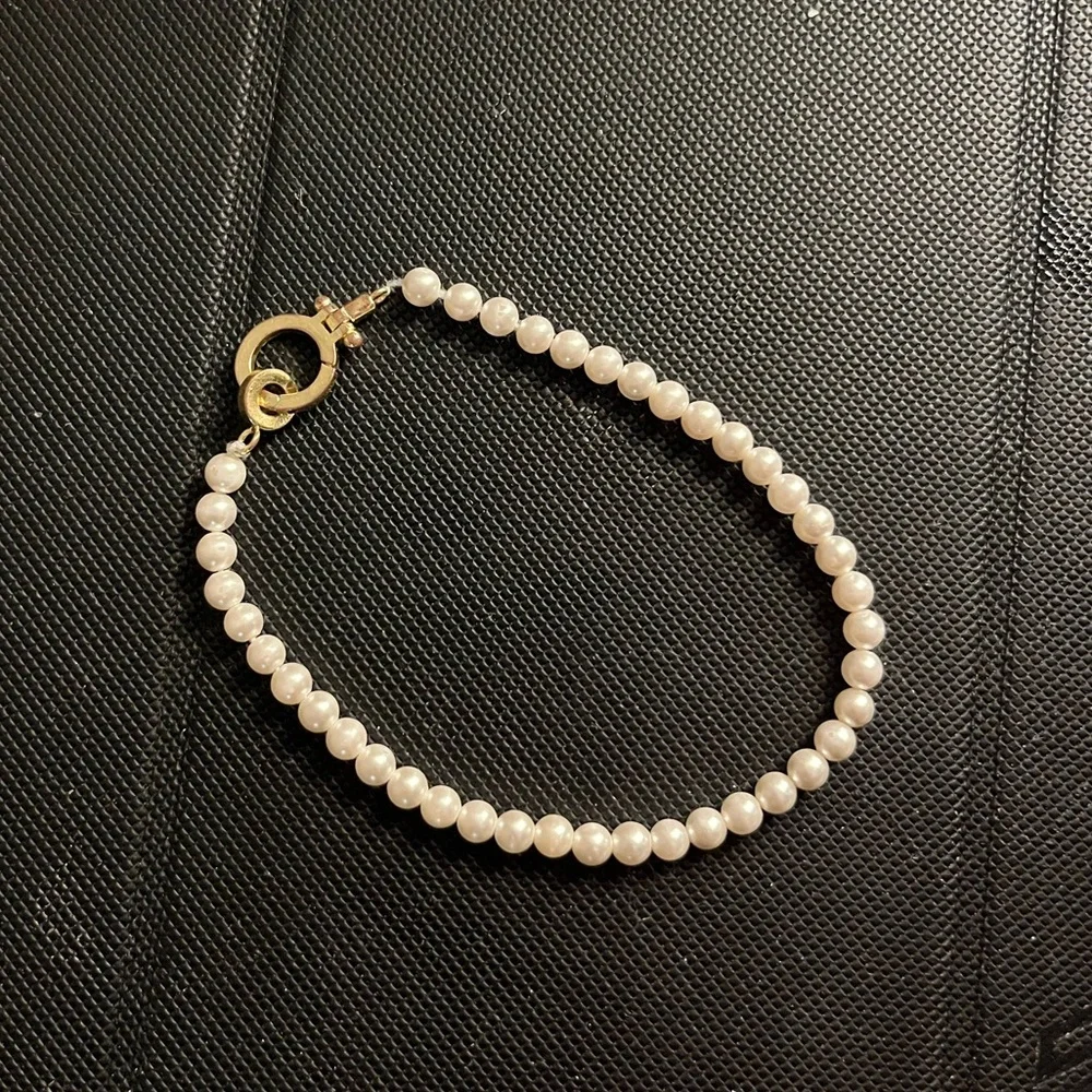 Elegant Pearl Bracelet with Gold Clasp - Picture 2 of 5